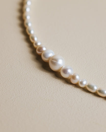 Perlehalskæde store perler i forløb