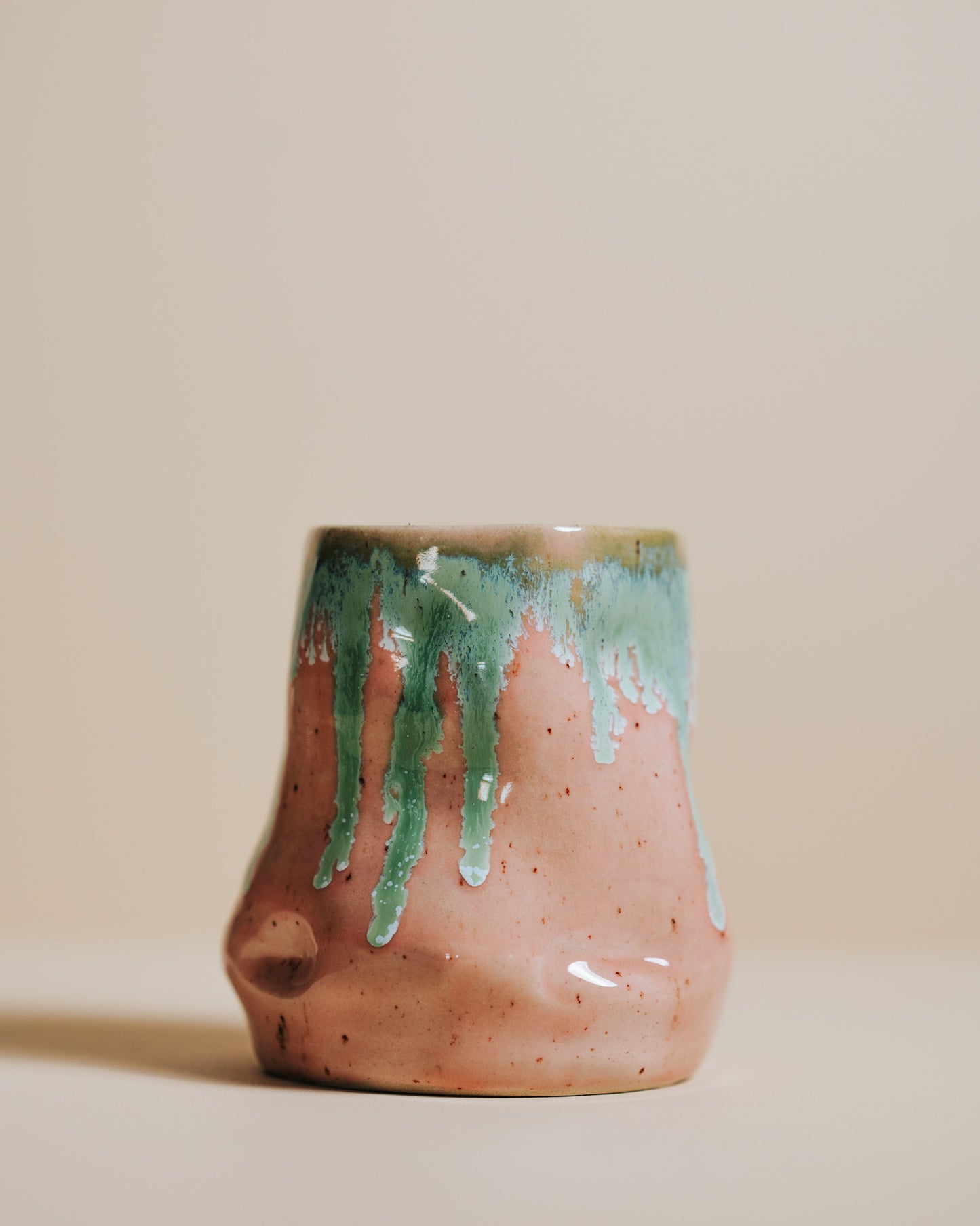 Lyserød vase med løbeglasur
