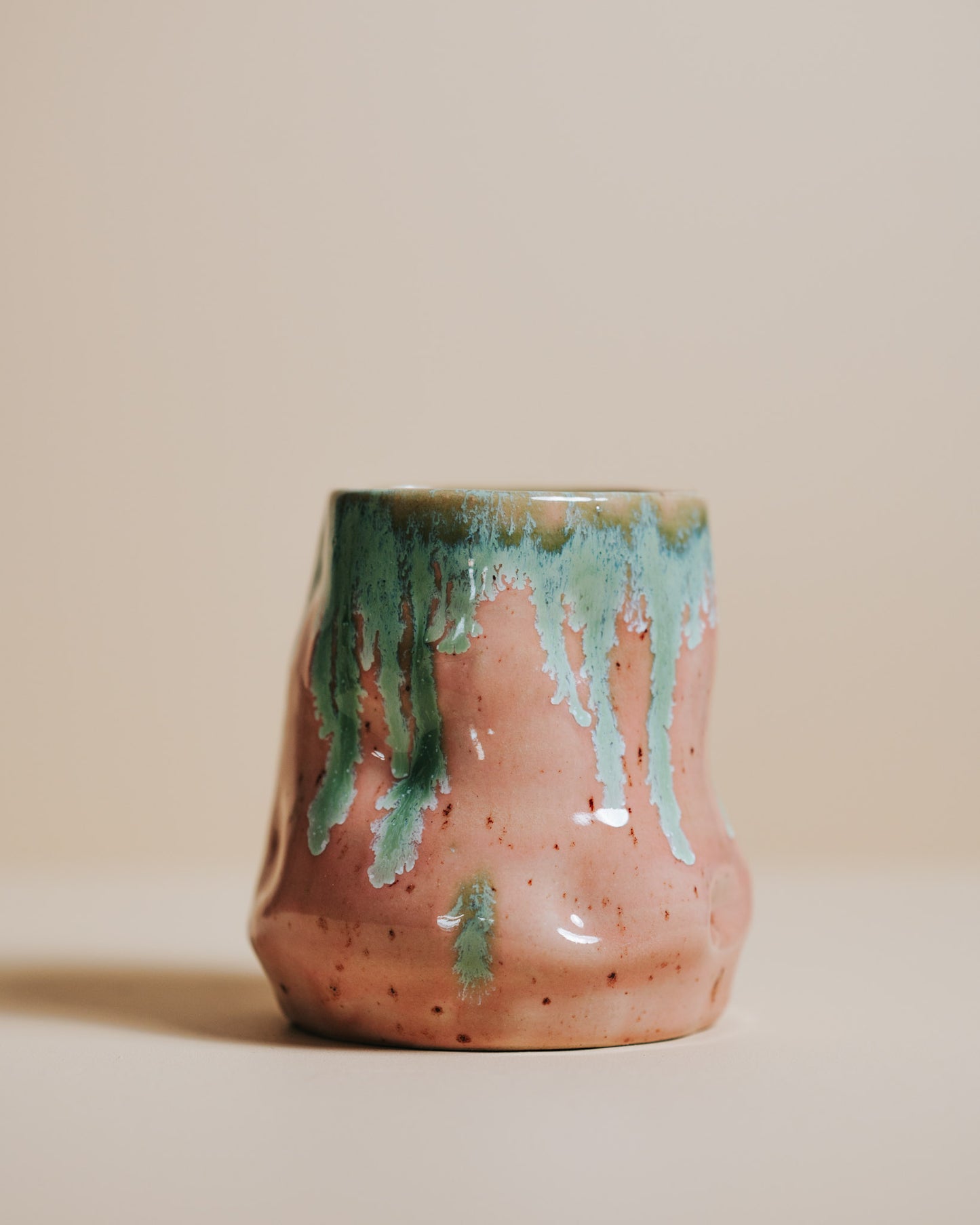 Lyserød vase med løbeglasur